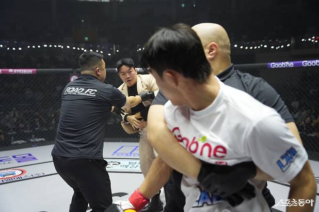 플라이급 챔피언 이정현(왼쪽)이 지난해 12월 장충체육관서 열릴 ‘굽네 로드FC 075’서 자신을 도발한 조준건과 몸싸움을 벌였다. 사진제공｜로드FC
