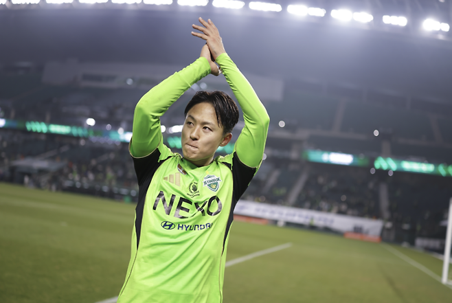 전북 이승우가 지난달 18일 안양전 승리 후 홈팬 앞에서 박수치고 있다. 프로축구연맹 제공