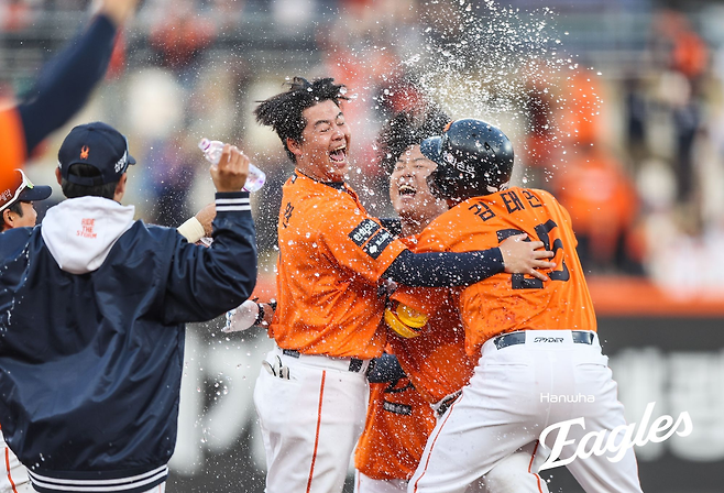한화 강백호가 지난 28일 프로야구 대전 개막전에서 연장 11회 키움 불펜 유토를 상태로 끝내기 안타를 친 뒤 환호하고 있다.