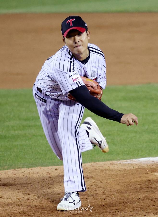 2026 신한 SOL KBO리그 LG 트윈스 대 KIA 타이거즈 경기가 2일 서울 잠실야구장에서 열렸다.  LG 우강훈이 역투하고 있다. /사진=김진경 kim.jinkyung@