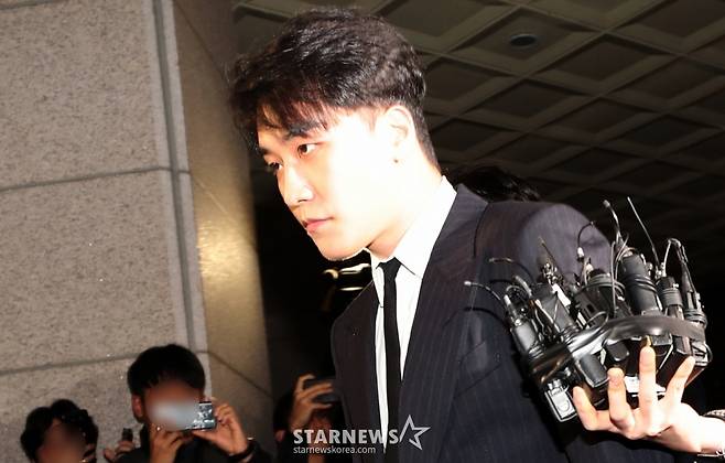 강남 클럽 '버닝썬' 이사직을 맡았던 그룹 빅맹 출신 승리가 해외 투자자 성접대 및 해피벌룬 의혹을 조사받기 위해 서울지방경찰청 광역수사대에 자진출석 하고 있던 모습/사진=스타뉴스
