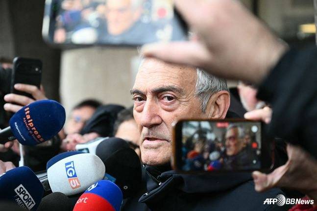 가브리엘레 그라비나 이탈리아 축구협회(FIGC) 회장이 회의에서 사의를 표명한 뒤 협회 건물을 떠나고 있다. /AFPBBNews=뉴스1