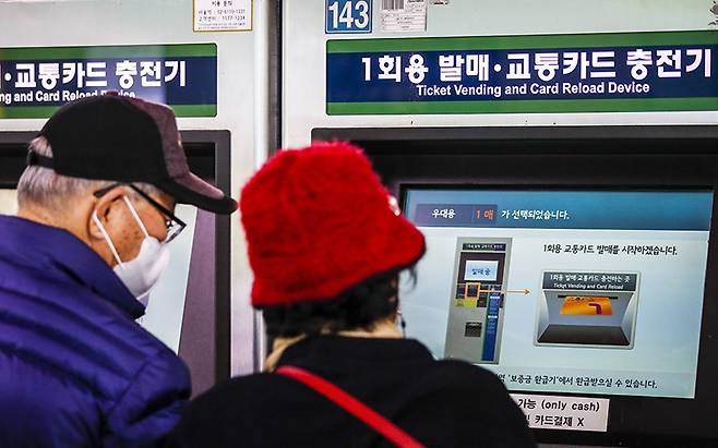 무임승차 제도를 개선해야 한다는 지적이 적지 않다.[사진｜뉴시스]