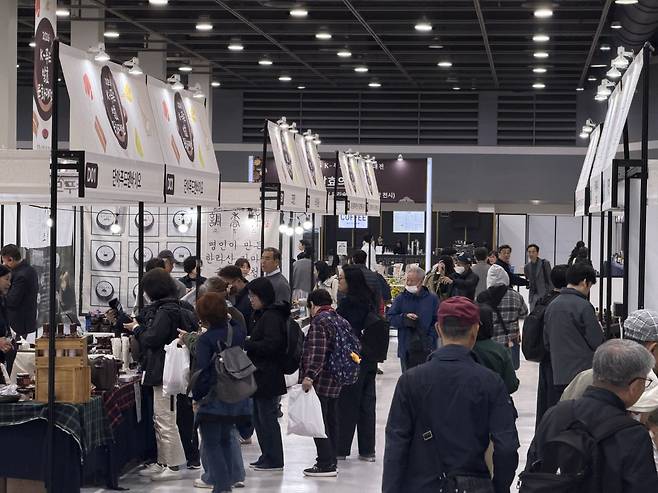 4월 3일 오전 서울 서초구 양재동 aT센터 제1전시장에서 열린 ‘2026 K-푸드 발효문화대전’(발효문화대전) 행사장을 찾은 시민들이 부스를 둘러 보고 있다. 박해윤 기자