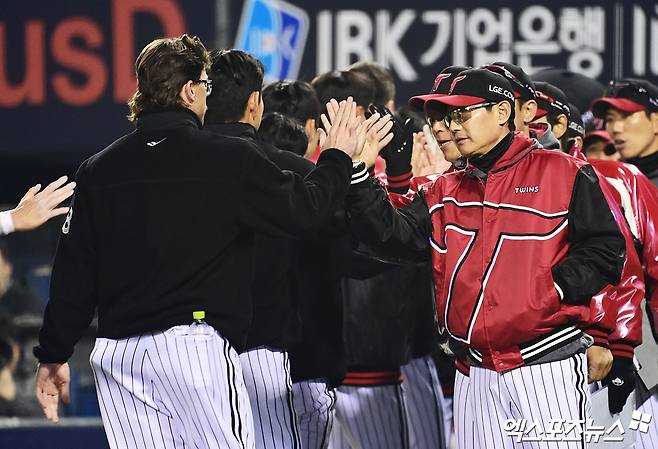 2일 오후 서울 송파구 잠실야구장에서 열린 '2026 신한 SOL Bank KBO리그' KIA 타이거즈와 LG 트윈스의 경기, LG가 선발투수 웰스의 6이닝 1실점 호투에 힘입어 2:1의 스코어로 승리하며 위닝 시리즈를 달성했다. 경기 종료 후 LG 염경엽 감독이 웰스와 승리 하이파이브를 나누고 있다. 잠실, 박지영 기자