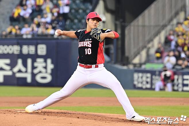 2일 오후 서울 송파구 잠실야구장에서 열린 '2026 신한 SOL Bank KBO리그' KIA 타이거즈와 LG 트윈스의 경기, 1회말 KIA 선발투수 김태형이 역투하고 있다. 잠실, 박지영 기자