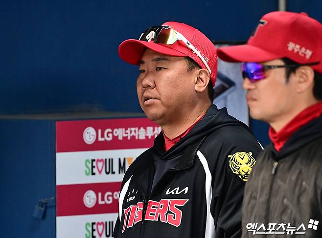 2일 오후 서울 송파구 잠실야구장에서 열린 '2026 신한 SOL Bank KBO리그' KIA 타이거즈와 LG 트윈스의 경기, KIA 이범호 감독이 더그아웃에서 경기를 지켜보고 있다. 엑스포츠뉴스 DB