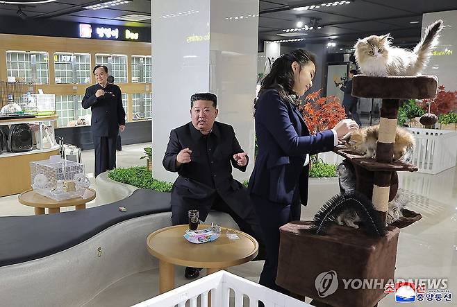 김정은, 개업 앞둔 화성지구 4단계 상업시설 시찰 (평양 조선중앙통신=연합뉴스) 김정은 북한 국무위원장이 딸 주애와 함께 개업을 앞둔 '평양의 신도시' 화성지구 4단계 구역의 봉사시설(상업시설)을 돌아보며 운영준비 상태를 요해(파악)했다고 조선중앙통신이 3일 보도했다. 2026.4.3 
    [국내에서만 사용가능. 재배포 금지. For Use Only in the Republic of Korea. No Redistribution] nkphoto@yna.co.kr