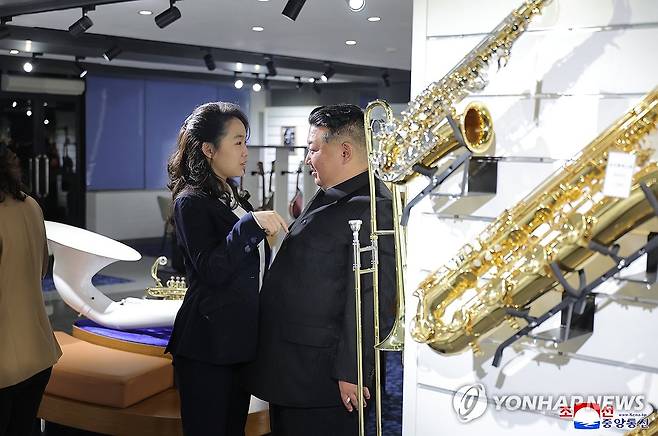 김정은, 개업 앞둔 화성지구 4단계 상업시설 시찰 (평양 조선중앙통신=연합뉴스) 김정은 북한 국무위원장이 딸 주애와 함께 개업을 앞둔 '평양의 신도시' 화성지구 4단계 구역의 봉사시설(상업시설)을 돌아보며 운영준비 상태를 요해(파악)했다고 조선중앙통신이 3일 보도했다. 2026.4.3 
    [국내에서만 사용가능. 재배포 금지. For Use Only in the Republic of Korea. No Redistribution] nkphoto@yna.co.kr