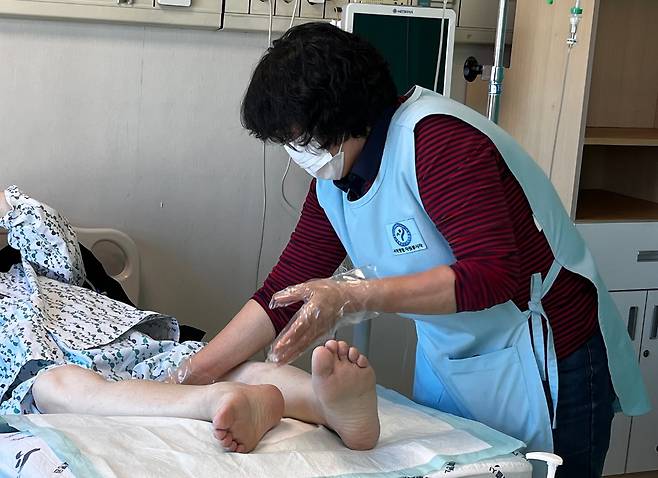 서울 서북병원 발 마사지 봉사자의 모습 [서울 서북병원 제공. 재판매 및 DB 금지]