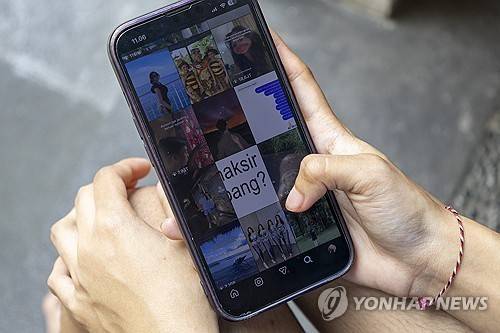 인도네시아 휴대전화 이용자 [EPA 연합뉴스. 재판매 및 DB 금지]