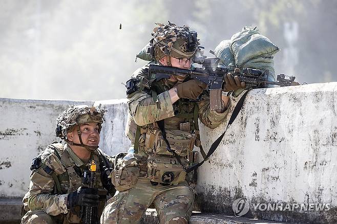 국제 과학화 전투 경연대회에 참가한 미군 한국 육군은 2025년 9월 22일부터 26일까지 강원도 인제군 육군 과학화 전투훈련단에서 제3회 국제 과학화 전투 경연대회를 실시했다. 사진은 도시지역 교장에서 한국군과 국가 대항 전투를 실시하고 있는 미군의 모습. 
[육군 제공]