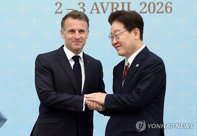 악수하는 한-프랑스 정상 (서울=연합뉴스) 김도훈 기자 = 이재명 대통령과 에마뉘엘 마크롱 프랑스 대통령이 3일 청와대에서 공동언론발표 후 악수하고 있다. 2026.4.3 superdoo82@yna.co.kr