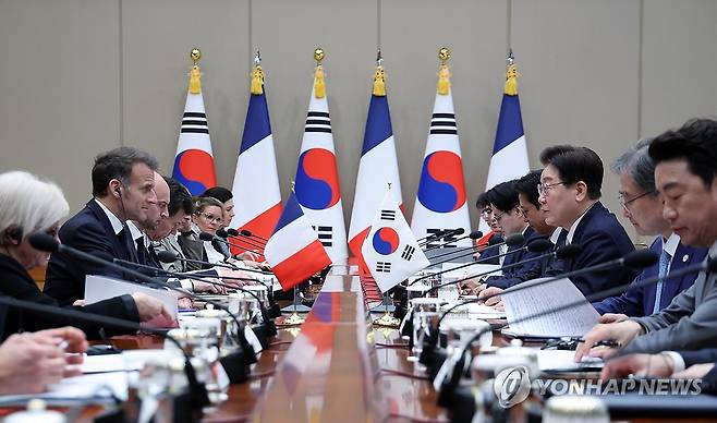 한-프랑스 확대 정상회담 (서울=연합뉴스) 김도훈 기자 = 이재명 대통령과 에마뉘엘 마크롱 프랑스 대통령이 3일 청와대에서 확대 정상회담을 하고 있다. 2026.4.3 superdoo82@yna.co.kr