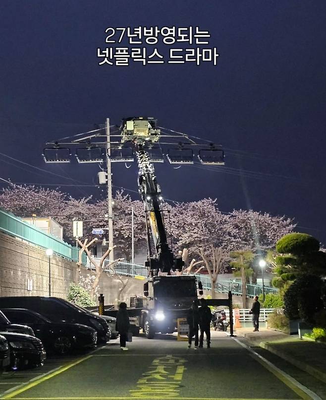 소방차 전용도로 앞에 주정차된 조명차 [사회관계망서비스 갈무리. 재판매 및 DB 금지]