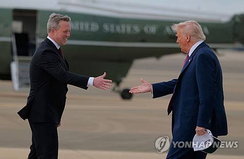 드리스컬 미국 육군장관과 트럼프 대통령 (포트브래그 <미국 노스캐롤라이나주> 게티이미지 AFP=연합뉴스) 2025년 6월 10일 미국 노스캐롤라이나주 포트브래그의 포프 육군 비행장에서 대니얼 드리스컬 육군장관이 도널드 트럼프 대통령을 영접하고 있다. (Photo by Anna Moneymaker / GETTY IMAGES NORTH AMERICA / Getty Images via AFP) 2026.4.3.