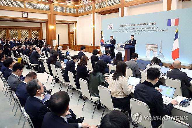이재명 대통령, 마크롱 대통령과 공동언론발표 (서울=연합뉴스) 김도훈 기자 = 이재명 대통령이 3일 청와대에서 에마뉘엘 마크롱 프랑스 대통령과 공동언론발표를 하고 있다. 2026.4.3 superdoo82@yna.co.kr