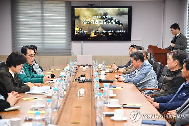 울주군, 중동전쟁 위기 대응 중소기업 간담회 (울산=연합뉴스) 울산 울주군이 2일 상북면 길천일반산업단지에서 이순걸 군수와 강대현 길천일반산업단지협의회 회장 및 회원사 대표 등이 참석한 가운데 '중동 전쟁 장기화 위기 대응 중소기업 현장 간담회'를 개최했다. 2026.4.2 [울주군 제공.재판매 및 DB 금지] young@yna.co.kr