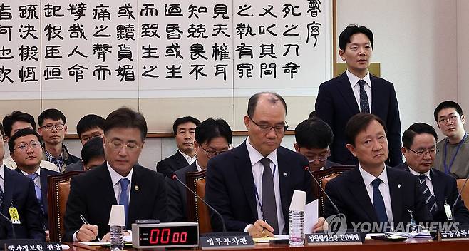 증인선서 거부 소명하는 박상용 검사 (서울=연합뉴스) 이동해 기자 = '쌍방울 대북 송금' 사건을 수사했던 박상용 인천지방검찰청 부부장검사가 3일 국회에서 열린 '윤석열정권 정치검찰조작기소 의혹사건 진상규명' 국정조사특별위원회 전체회의에서 증인선서를 거부한 뒤 그 이유를 소명하고 있다. 2026.4.3 eastsea@yna.co.kr