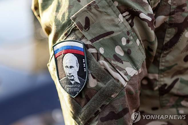 푸틴 초상 새겨진 휘장 [EPA 연합뉴스 자료사진. 재판매 및 DB 금지]
