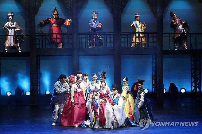 국립정동극장 전통연희극 '광대' 프레스콜 (서울=연합뉴스) 강민지 기자 = 3일 오후 서울 중구 국립정동극장에서 열린 전통연희극 '광대' 프레스콜에서 출연진들이 장면 시연을 하고 있다. 2026.4.3 mjkang@yna.co.kr