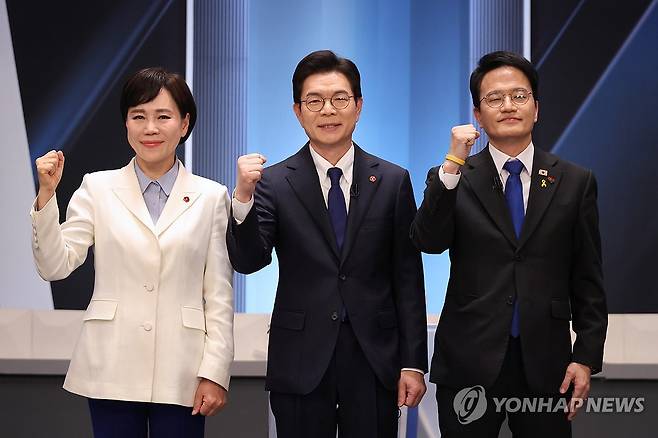 더불어민주당 서울시장 본경선 후보자 2차 합동토론회 (서울=연합뉴스) 더불어민주당 전현희(왼쪽부터), 정원오, 박주민 서울시장 예비후보가 3일 서울 여의도 KBS 스튜디오에서 열린 더불어민주당 서울시장 본경선 후보자 2차 합동토론회에서 기념 촬영하고 있다. 2026.4.3 [국회사진기자단] photo@yna.co.kr