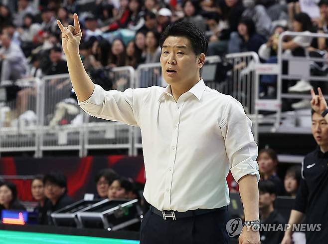 작전 지시하는 조상현 감독 (수원=연합뉴스) 홍기원 기자 = 3일 경기도 수원KT소닉붐아레나에서 열린 프로농구 수원 KT 소닉붐과 창원 LG 세이커스의 경기. LG 조상현 감독이 작전을 지시하고 있다. 2026.4.3 xanadu@yna.co.kr
