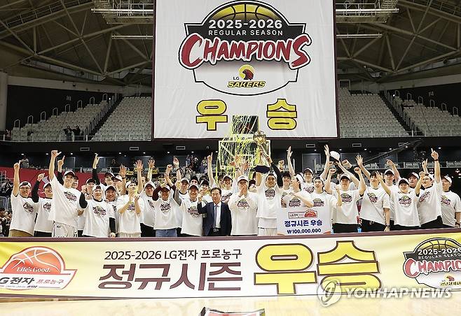 트로피 들고 기뻐하는 창원 LG 선수들 (수원=연합뉴스) 홍기원 기자 = 3일 경기도 수원KT소닉붐아레나에서 열린 프로농구 수원 KT 소닉붐과 창원 LG 세이커스의 경기. 이 경기에서 승리하며 정규리그 우승을 차지한 LG 조상현 감독과 선수들이 트로피를 들고 기뻐하고 있다. 2026.4.3 xanadu@yna.co.kr