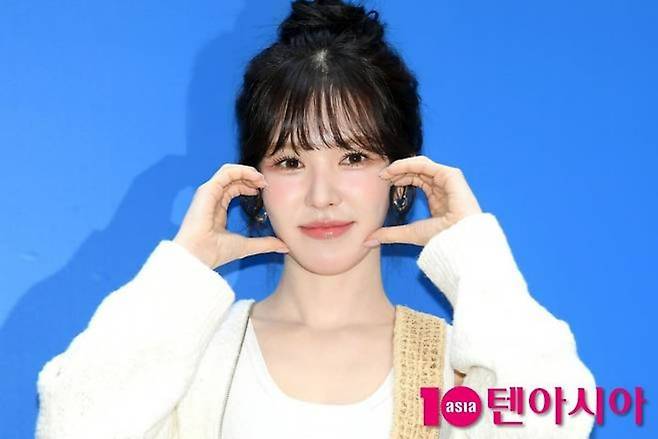 웬디가 취재진 앞에서 포즈를 취하고 있다. / 사진=텐아시아DB