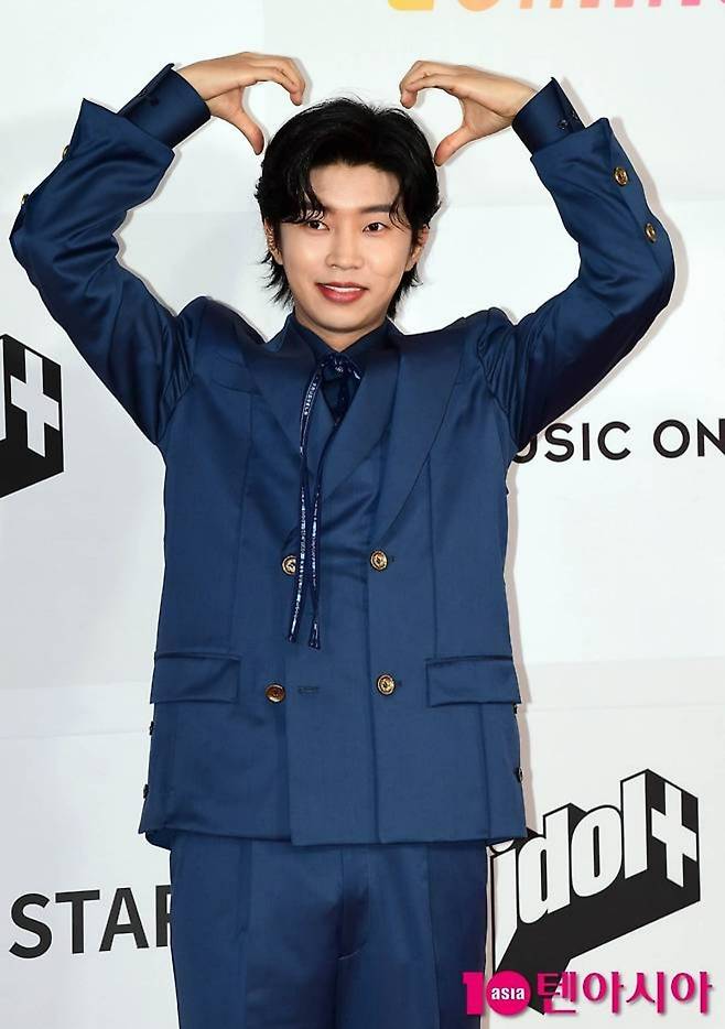 가수 임영웅이 취재진 앞에서 포즈를 취하고 있다. / 사진=텐아시아 DB