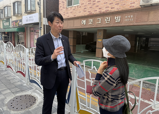 ▲ 이훈기(더불어민주당·인천 남동구을) 국회의원이 '금요일 동네 한 바퀴' 100회를 맞은 지난 3일 오전 남동구 간석3동 일대를 찾아 주민과 소통하고 있다.