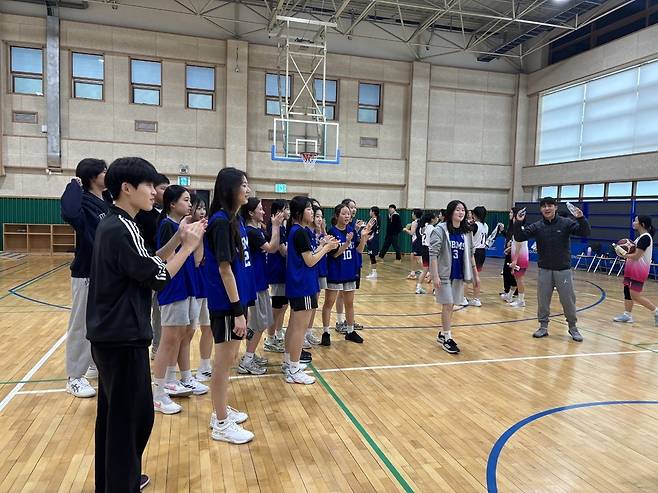 ▲학생과 교사가 함께한 사제동행 체육활동 모습. /사진제공=고양교육지원청