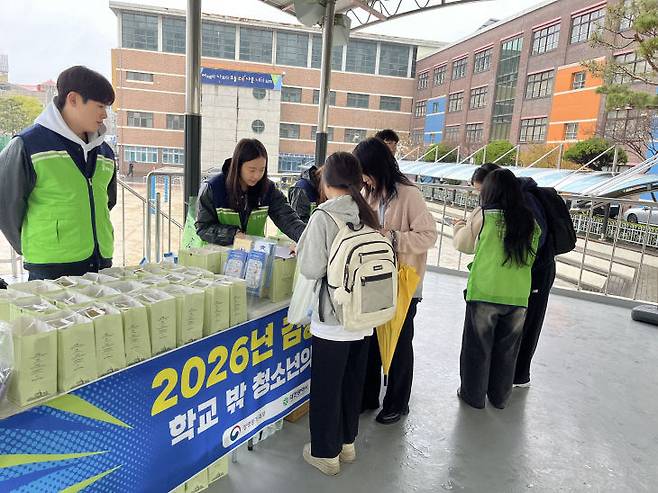 대전지역 세 곳의 학교밖청소년지원센터는 4월 4일 시행된 초·중·고 졸업학력 검정고시에 응시하는 학교 밖 청소년들을 응원하기 위해 이른 아침부터 고사장(괴정중, 둔원중, 탄방중)을 찾아 아침 간식과 응원선물, 도시락 등을 지원하고 격려했다.        사진=학교밖청소년지원센터 제공