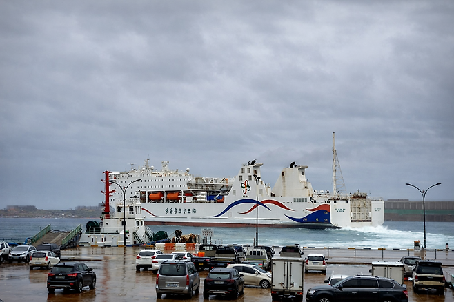 기상 악화에도 ‘든든한 뱃길’. 동해남부 해상에 기상악화로 소형 여객선의 운항이 통제된 4일 낮, 전천후 대형 카페리선인 울릉크루즈 뉴씨다오펄호가 거센 빗줄기를 뚫고 사동항을 출항하고 있다. 이날 뉴씨다오펄호는 쾌속선 통제로 발이 묶인 관광객과 주민들의 원활한 수송을 견인하고 있다. /황진영 기자