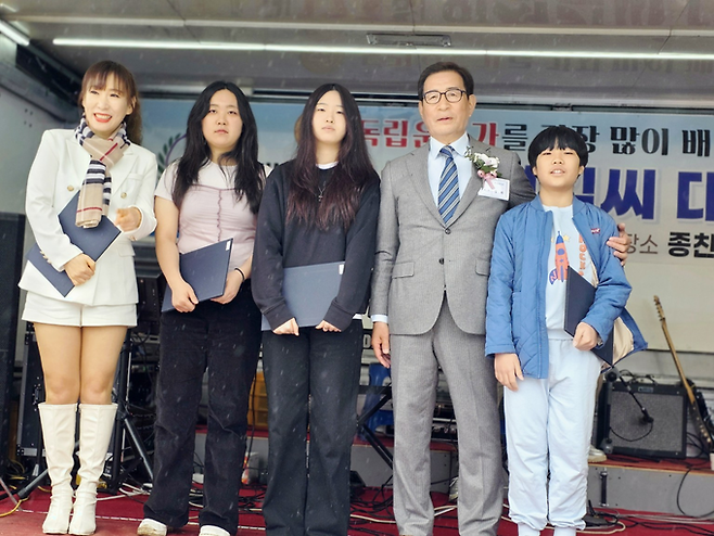 ▲ 경북 의성 종친회관에서 열린 대동종친회 총회에서 김경환 대동종친회 회장(왼쪽 네번째)이 장학생들과 함께 장학금 수여 후 무대에서 기념촬영을 하고 있다. 김동현 기자 jhass80@kyongbuk.com