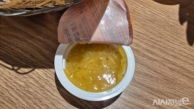 bhc 쏘이갈릭킹과 함께 제공되는 스윗 갈릭 소스. / 사진=한다원 기자