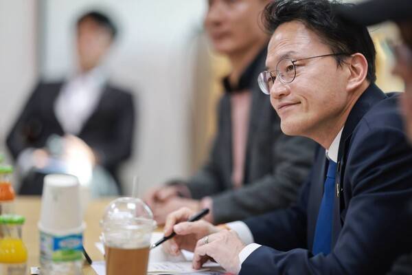 더불어민주당 서울시장 경선 후보인 박주민 의원이 2일&nbsp;서대문 인왕시장 상인회 사무실에서 열린 한국중소상인자영업자 간담회에서 참석자 발언을 듣고 있다. 2026.4.3. 박주민 의원실 제공