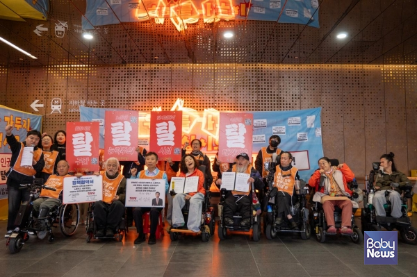 '2026서울장애인차별철폐선거연대'와 7대 장애인 권리정책 협약을 체결한 이상규 진보당 서울시장 후보. ⓒ이상규