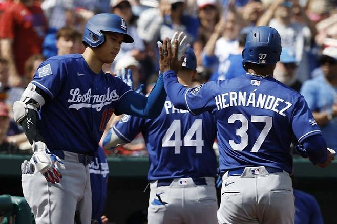 LA다저스 오타니 쇼헤이가 시즌 1호 3점홈런을 터뜨린 뒤 동료들과 함께 하이파이브를 나누고 있다. 사진=AFPBBNews