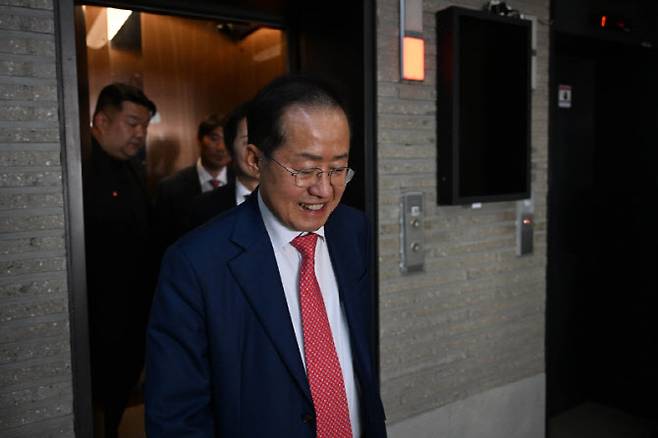 홍준표 전 시장이 지난해 4월 29일 서울 여의도 국민의힘 당사에서 열린 제21대 대통령 후보자 국민의힘 3차 경선 진출자 발표 행사에서 경선 탈락 후 정계 은퇴 의사를 밝히고 당사를 나서고 있다. (사진=국회사진기자단)