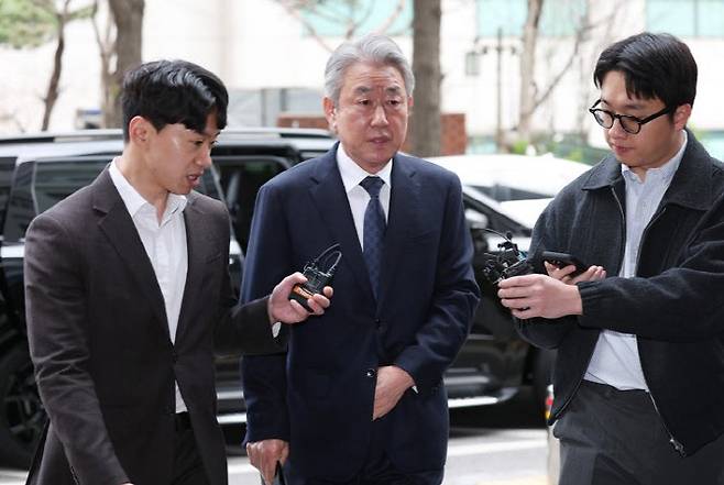 강호동 농협중앙회장이 4일 오전 특정범죄 가중처벌법상 뇌물 수수 혐의 관련 경찰의 조사를 받기 위해 서울 마포구 소재 서울경찰청 광역수사단 청사에 출석하고 있다. (사진=연합뉴스)