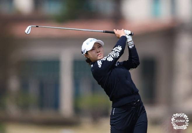 아이언샷을 날리는 고지원. 사진=KLPGA