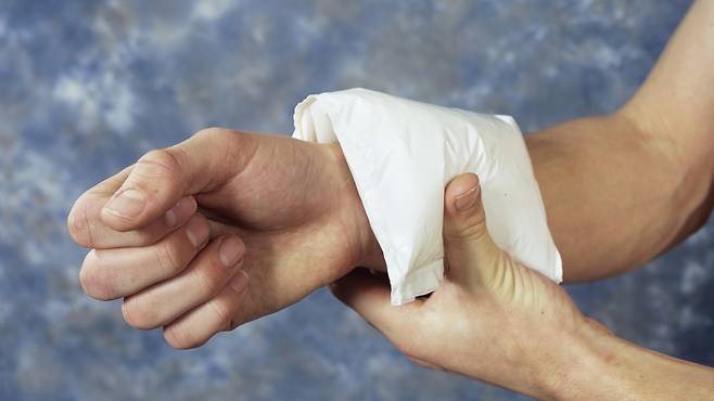 화상 부위에 바로 얼음을 갖다 대는 행동은 상처를 악화시킬 수 있다｜출처:&nbsp;클립아트코리아