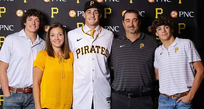 (코너 그리핀(중앙)과 그의 가족)