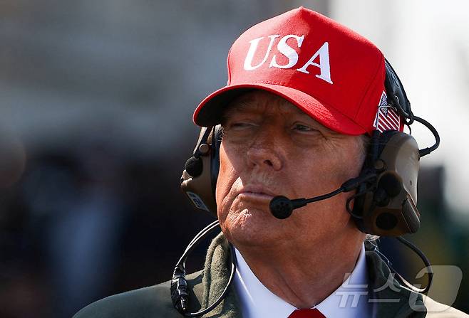 도널드 트럼프 미국 대통령이 2025년 10월  5일(현지시간) 미국 버지니아주 노퍽 해안에 정박해 있는 항공모함 USS 조지 H.W. 부시 함상에서 브리핑을 받고 있다. 2025.10.05. ⓒ 로이터=뉴스1