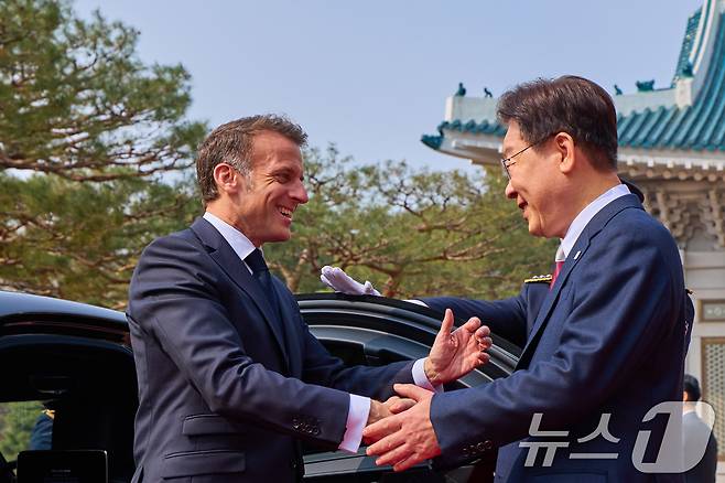 이재명 대통령이 3일 청와대에서 국빈 방한한 에마뉘엘 마크롱 프랑스 대통령을 영접하고 있다. (청와대 제공. 재판매 및 DB 금지) 2026.4.3 ⓒ 뉴스1 허경 기자