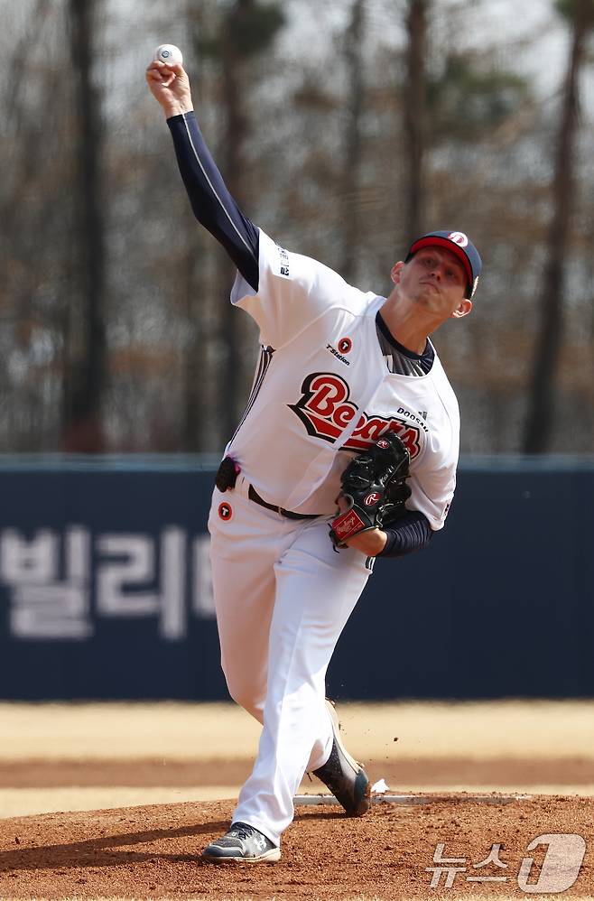 12일 오후 경기도 이천 두산베어스파크에서 열린 '2026 신한 SOL KBO리그' 시범경기 두산 베어스와 키움 히어로즈의 경기에서 두산 선발 크리스 플렉센이 역투하고 있다. 2026.3.12 ⓒ 뉴스1 김민지 기자