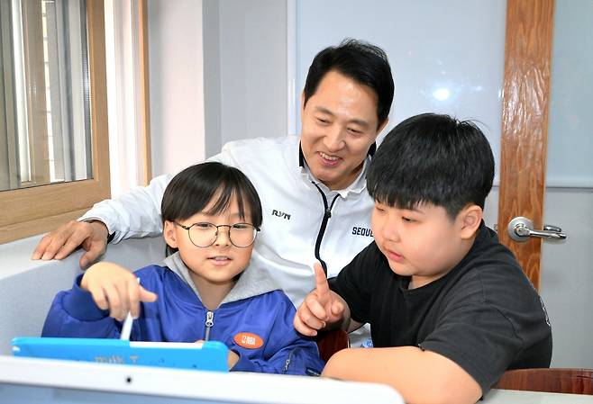 오세훈 서울시장이 4일 구립석관동 꿈나무키우미돌봄센터를 찾아 서울런 학습 중인 아이들을 바라보고 있다.