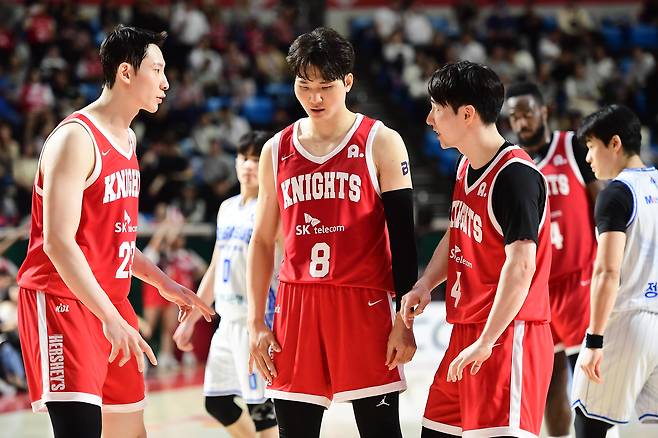 프로농구 SK가 연장 혈투 끝에 한국가스공사를 누르고 3위 자리를 지켰다.(KBL 제공)