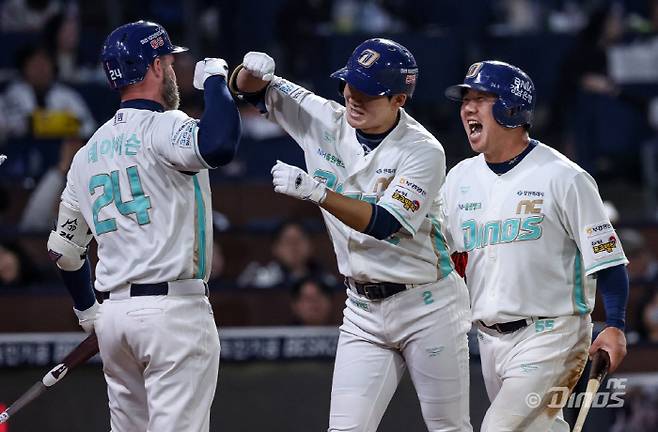환호하는 NC 다이노스 맷 데이비슨, 박민우, 이우성(왼쪽부터). 사진제공=NC 다이노스